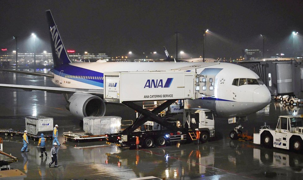Japonské letadlo vypravené kvůli koronaviru do Číny (28. 1. 2020)