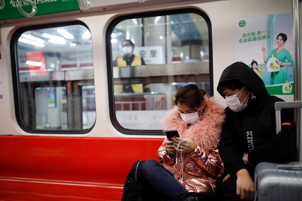 Čínský Peking čelí také koronaviru, roušky s respirátory jsou samozřejmostí. (28.1.2020)