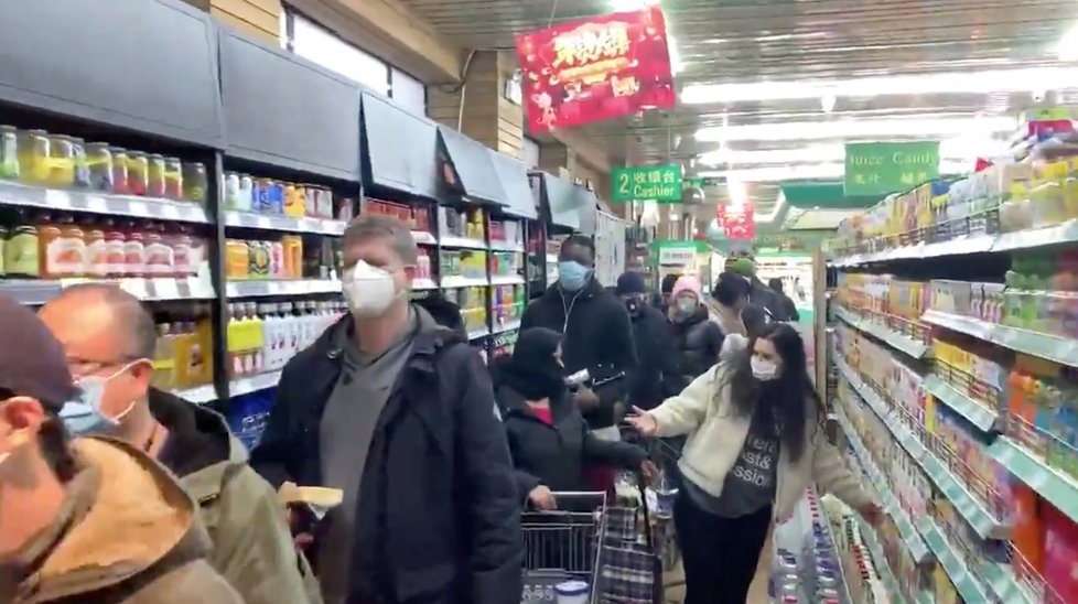 Čínský Peking čelí také koronaviru: Lidé vyrazili nakoupit zásoby. (28.1.2020)