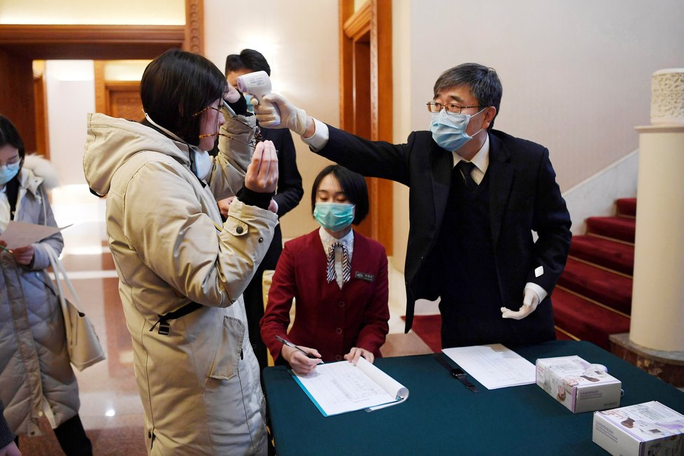 Čínský Peking čelí také koronaviru, roušky s respirátory jsou samozřejmostí (28. 1. 2020).