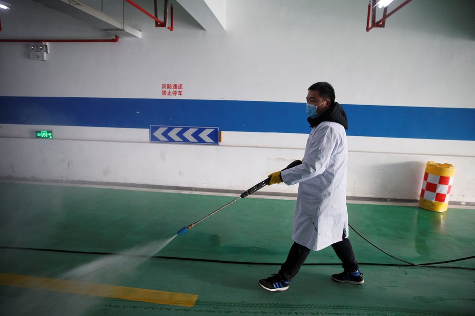 Obavy z dalšího šíření koronaviru: Dezinfekce podzemních garáží v městě Changsha