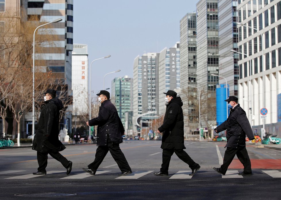 Sekuriťáci v koronavirem zasaženém Pekingu (4.2.2020)