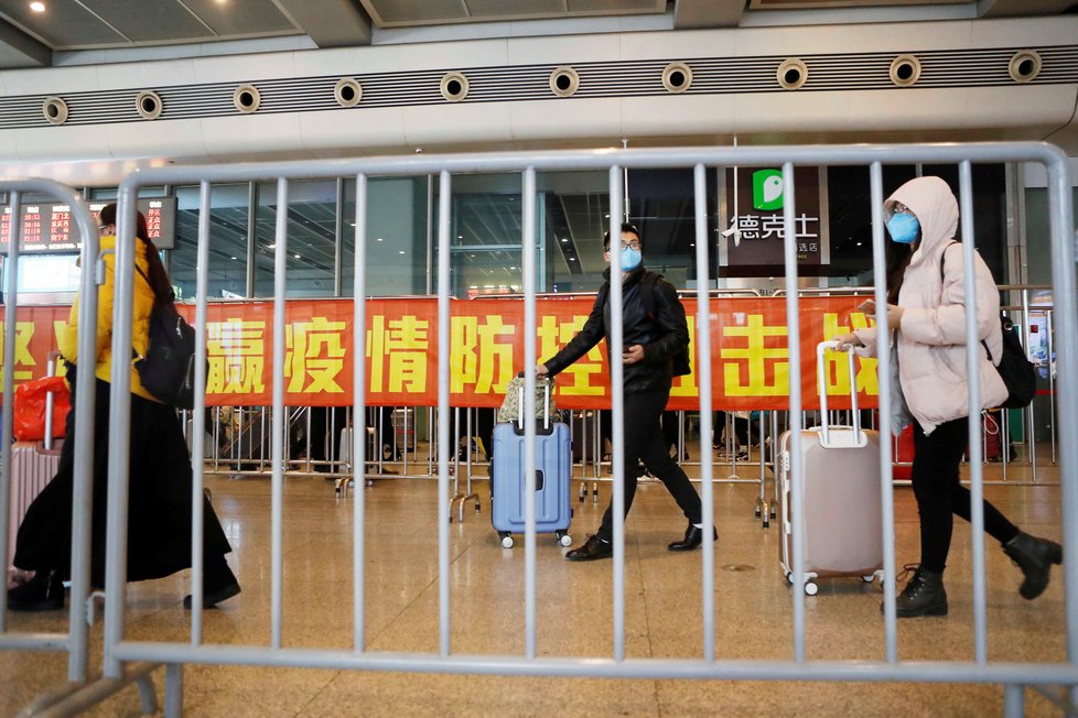Obavy z dalšího šíření koronaviru v Číně: Lidé na nádraží v Šanghaji (9. 2. 2020)