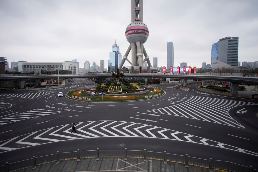 Obavy z dalšího šíření koronaviru v Číně: Nezvykle poklidná a vyprázdněná křižovatka v Šanghaji (9. 2. 2020)