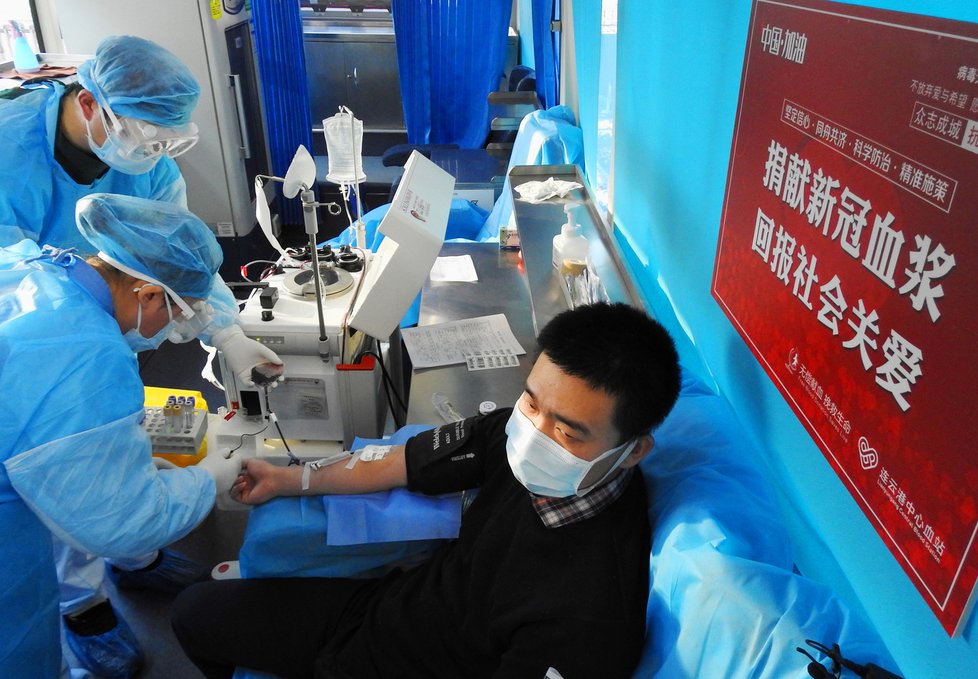Krevní test kvůli koronaviru v čínském městě Lianyungang