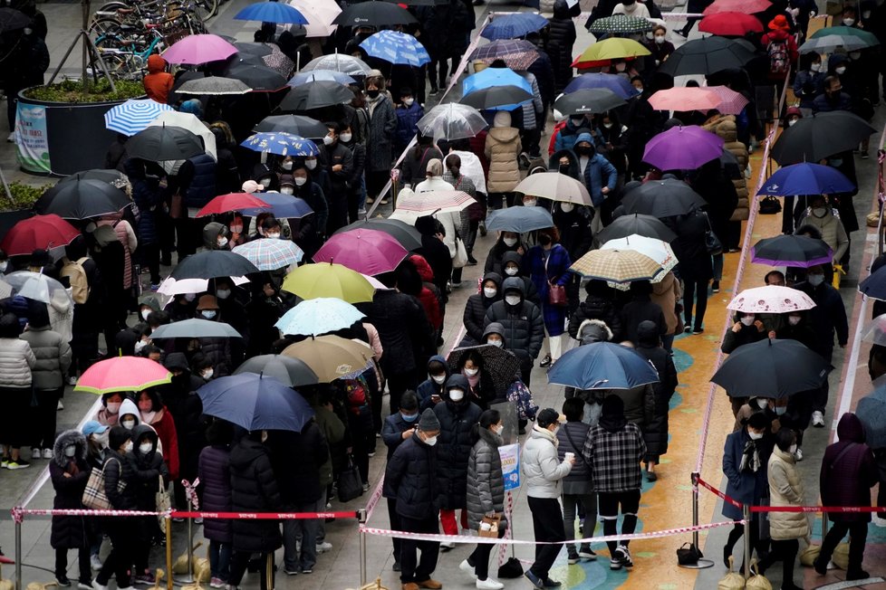 Fronty před obchodním domem v jihokorejském Soulu, na koupi roušek a respirátorů čekají lidé dlouhé hodiny. (28.2.2020)
