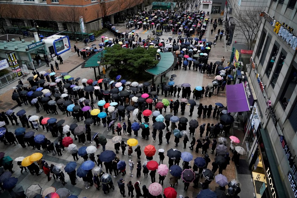 Fronty před obchodním domem v jihokorejském Soulu, na koupi roušek a respirátorů čekají lidé dlouhé hodiny. (28.2.2020)