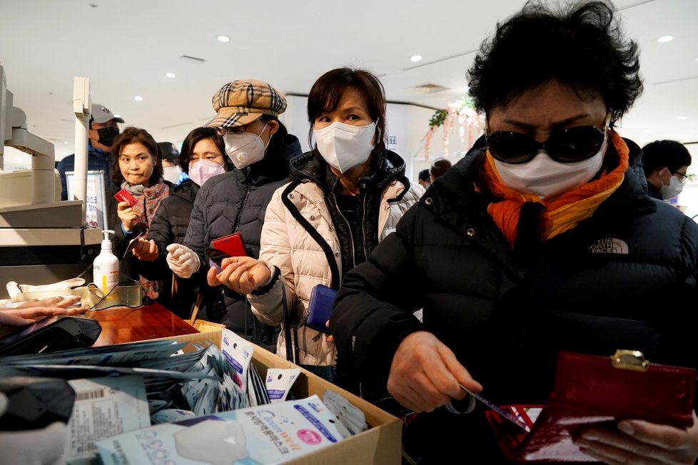 Fronty před obchodním domem v jihokorejském Soulu, na koupi roušek a respirátorů čekají lidé dlouhé hodiny. (28.2.2020)