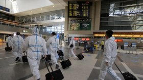 Čínským letuškám poradili, aby v době koronaviru nosily pleny, prý je ochrání před nákazou. (ilustrační foto)