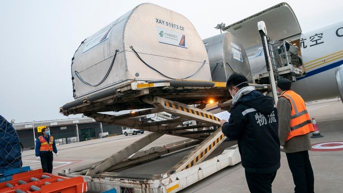 Vykládka materiální pomoci z letadla čínské pošty ve Wu-chanu. Cena leteckého dovozu z Číny vzrostla v důsledku koronaviru trojnásobně. Vývoz zdražil o tisíce procent.