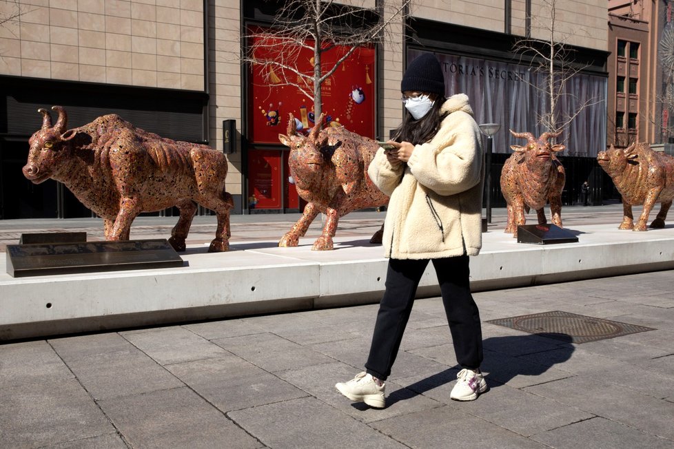 Ochranka na ulicích Pekingu chodí v rouškách (3. 3. 2020).