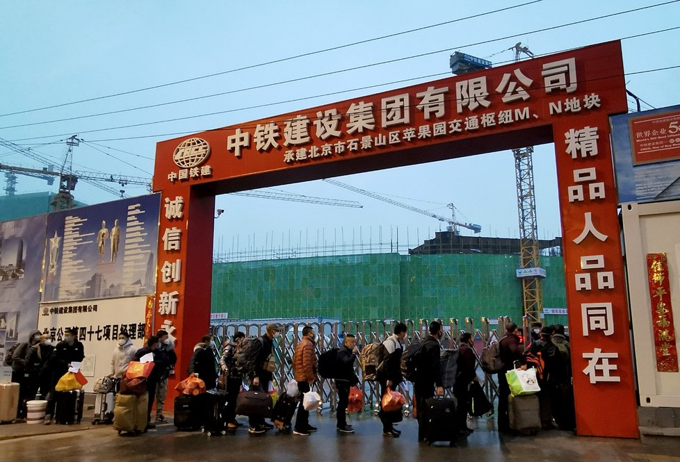 Pracovníci se řadí u stavby v Pekingu (3. 3. 2020).