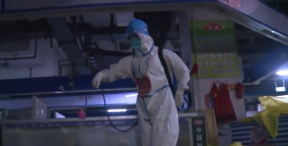 Uvnitř ohniska nové vlny koronaviru! Desítky hygieniků obsadily oblíbený trh v Pekingu.