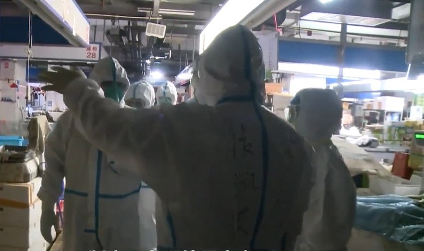 Nová vlna pandemie koronaviru? Desítky hygieniků obsadili oblíbený trh v Pekingu