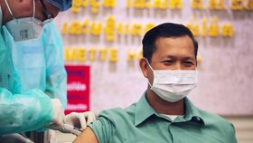 Koronavirus v Číně: Očkování vakcinační látkou firmy Sinopharm (10. 2. 2021)