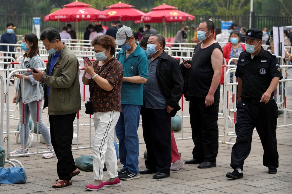 Fronta na dávku očkování proti koronaviru od čínské společnosti Sinopharm