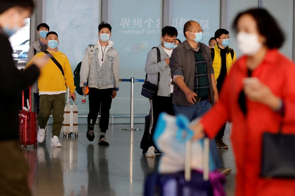 Koronavirus v Číně: Opatření ohledně nošení roušek platí téměř na všech místech ve světě. Například i na letišti v Pekingu (5.11.2020)
