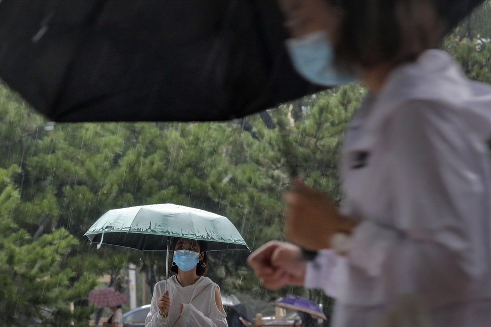 Koronavirus v Číny: Roušky jsou nedílnou součástí každodenního života.