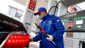 Pekingská benzínka, kde si mohou zákazníci mezi tankováním nakoupit potraviny