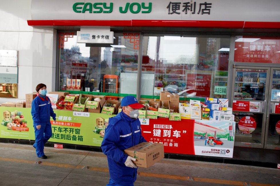 Pekingská benzínka, kde si mohou zákazníci mezi tankováním nakoupit potraviny