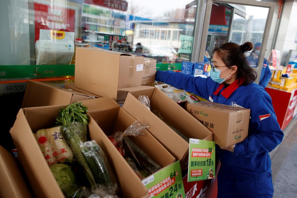 Pekingská benzínka, kde si mohou zákazníci mezi tankováním nakoupit potraviny