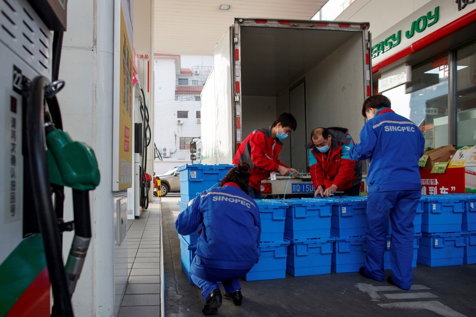 Pekingská benzínka, kde si mohou zákazníci mezi tankováním nakoupit potraviny