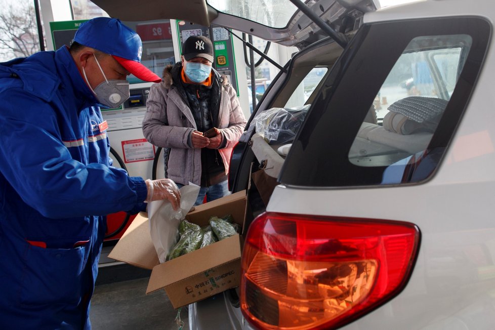 Pekingská benzínka, kde si mohou zákazníci mezi tankováním nakoupit potraviny