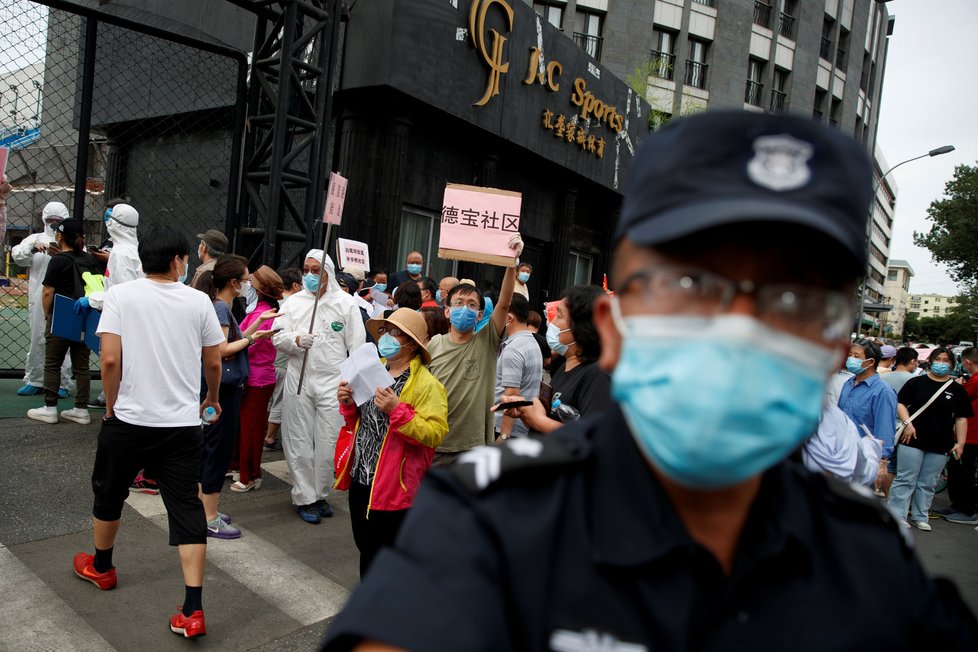Peking přijal „válečná“ opatření, chce zabránit druhé vlně koronaviru.