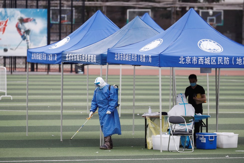 Peking přijal „válečná“ opatření, chce zabránit druhé vlně koronaviru.