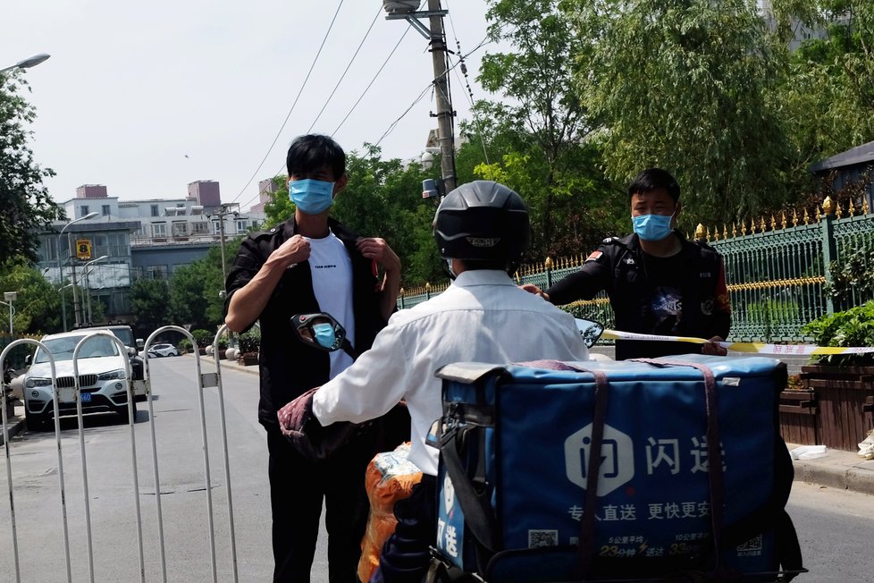 Peking přijal „válečná“ opatření, chce zabránit druhé vlně koronaviru.