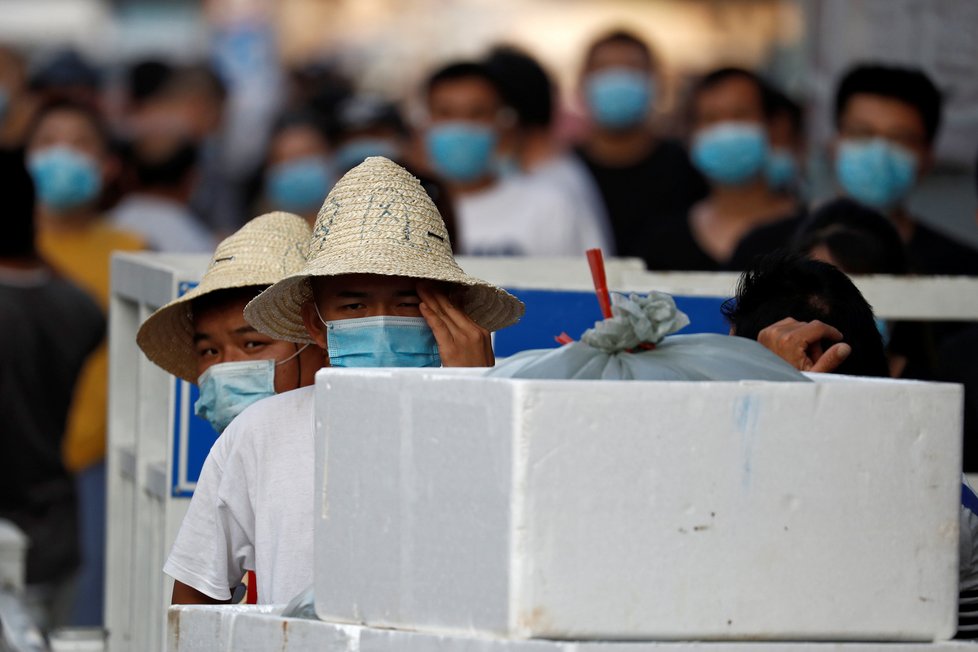 Peking přijal „válečná“ opatření, chce zabránit druhé vlně koronaviru.