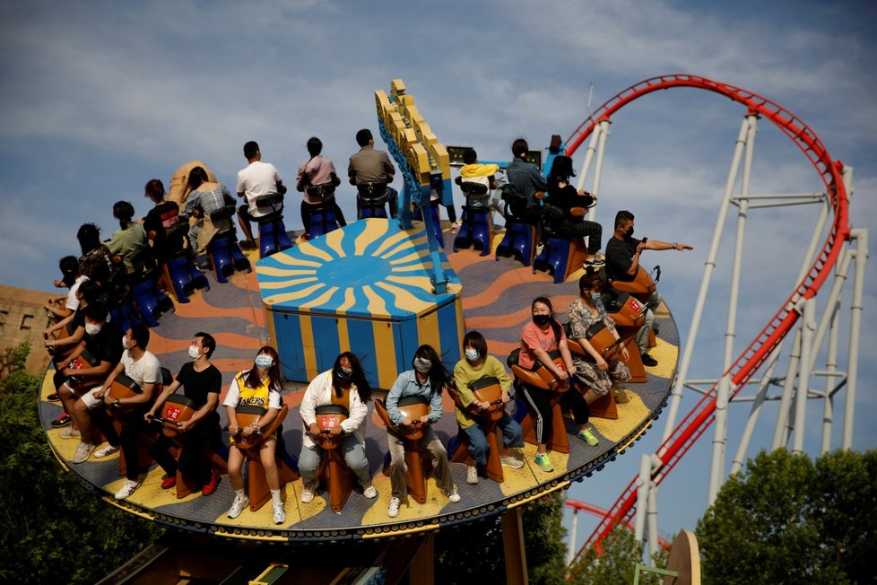 Zábavní parky v Číně znovu otevřely. Povinné jsou roušky a dodržování dalších opatření.