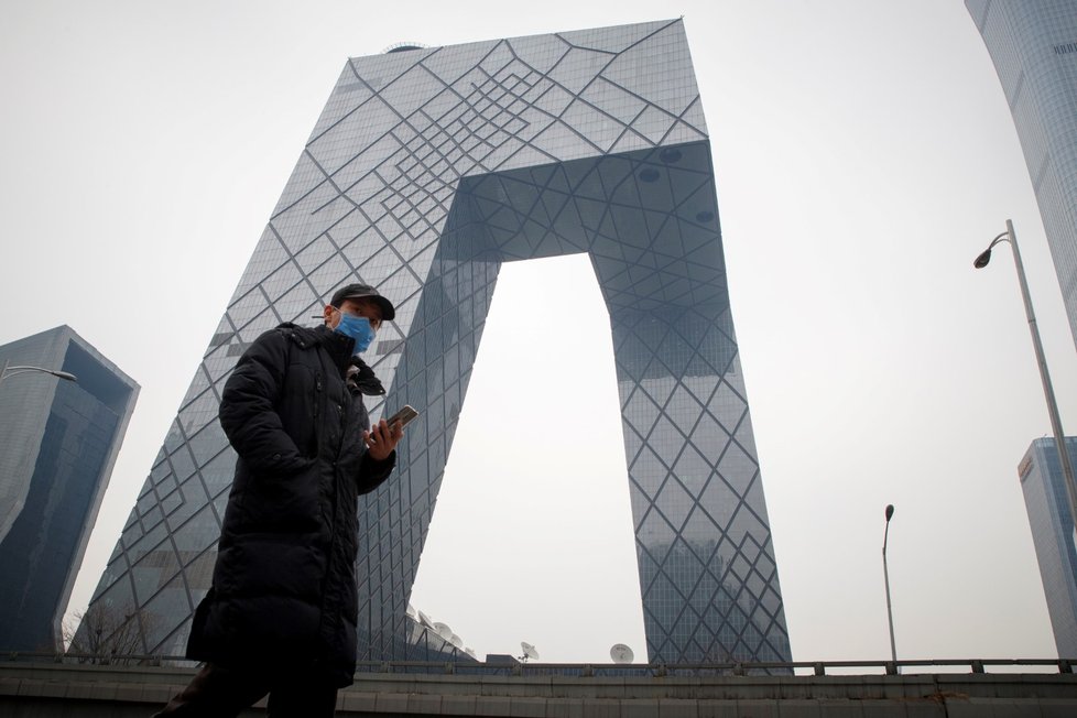 Muž s rouškou v Pekingu v Číně (24. 2. 2020)