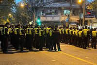 Čína tvrdě brání protestům proti covidovým opatřením. Města hlídají tisíce policistů