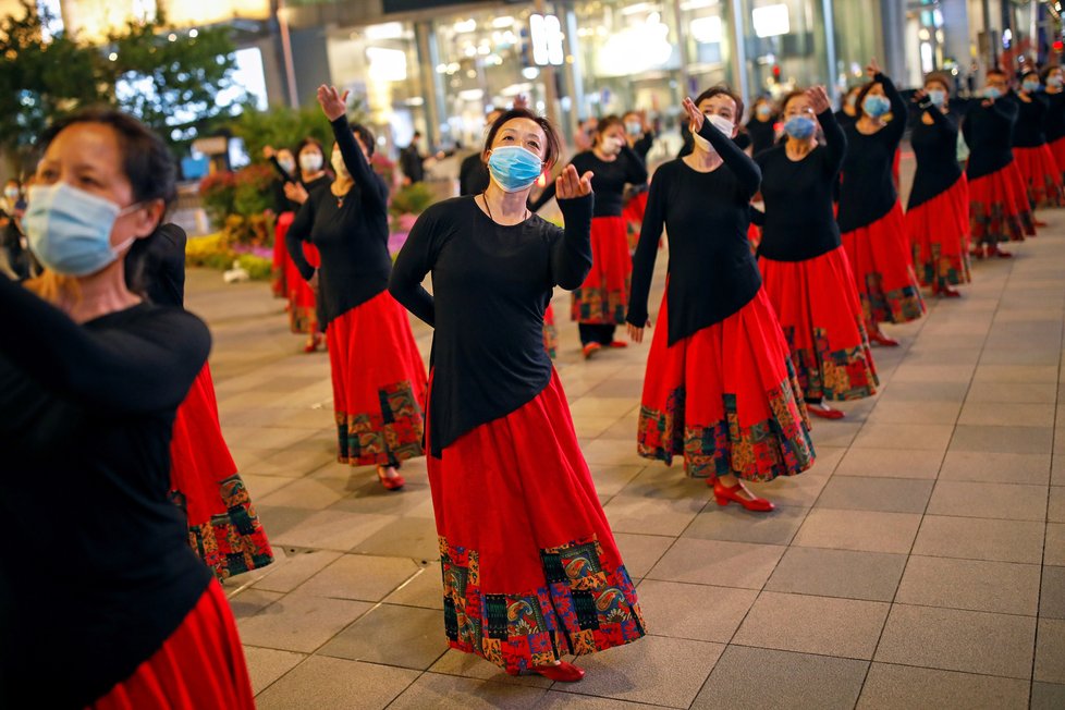 Taneční vystoupení v Číně, kroje doplnily roušky, (15.05.2020).