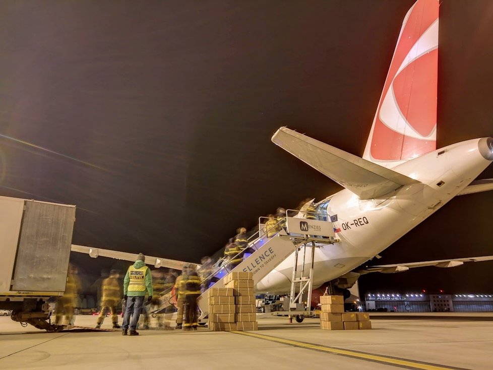 V Praze přistálo letadlo ČSA s milionem roušek a dalším zdravotnickým materiálem (23. 3. 2020).