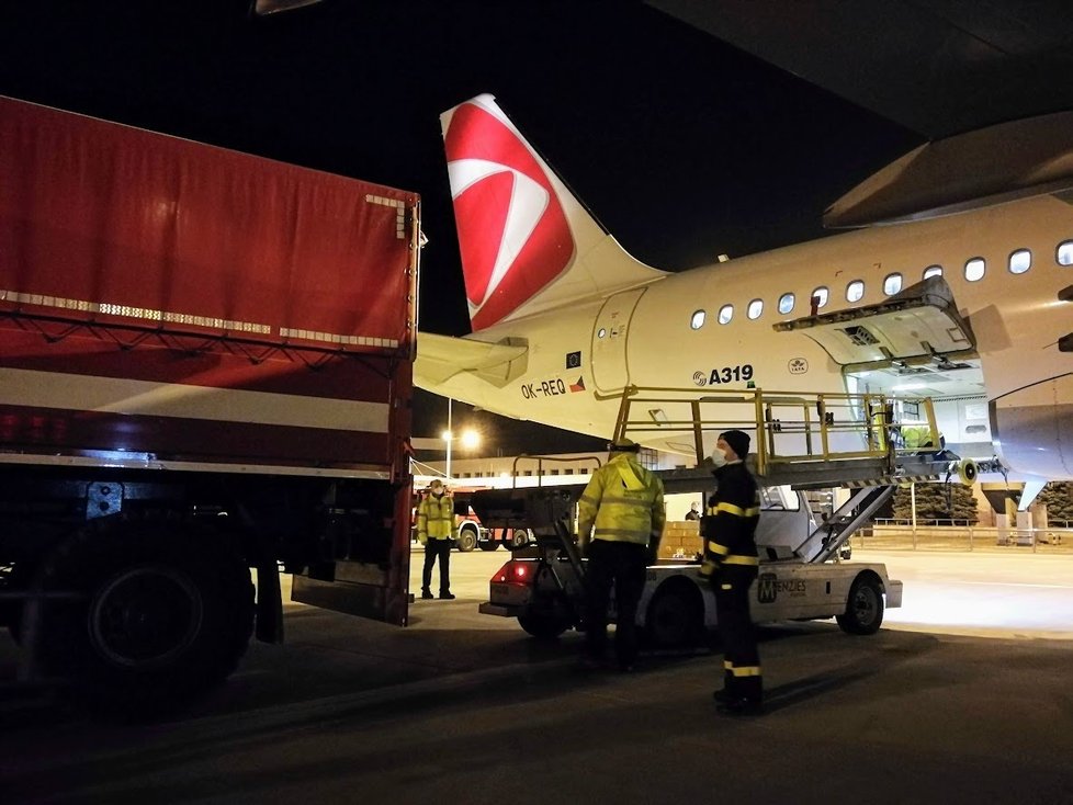 V Praze přistálo letadlo ČSA s milionem roušek a dalším zdravotnickým materiálem. (23.3.2020)