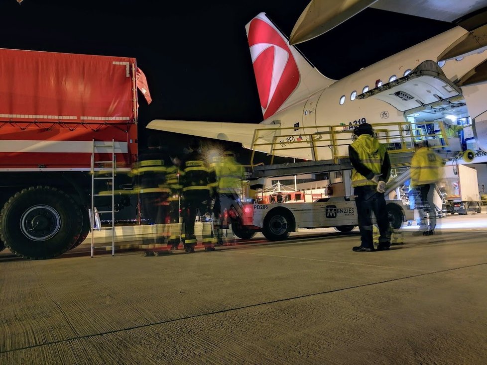 V Praze přistálo letadlo ČSA s milionem roušek a dalším zdravotnickým materiálem (23. 3. 2020).