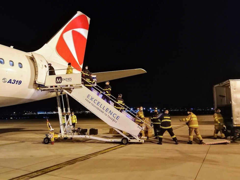 V Praze přistálo letadlo ČSA s milionem roušek a dalším zdravotnickým materiálem. (23. 3. 2020)