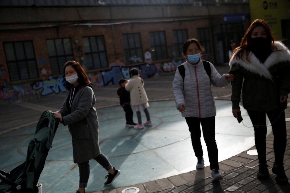 Koronavirus v Číně: Řada Číňanů už odložila ochranné roušky.
