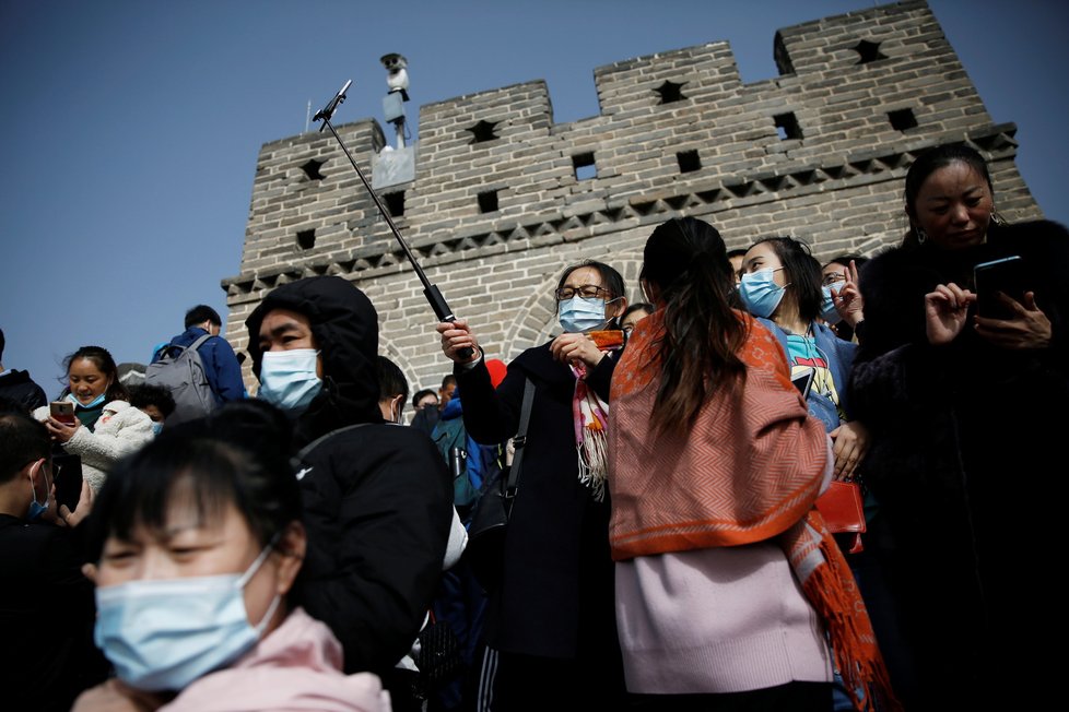 Koronavirus v Číně: Řada Číňanů už odložila, mnozí je ale nosí dál.