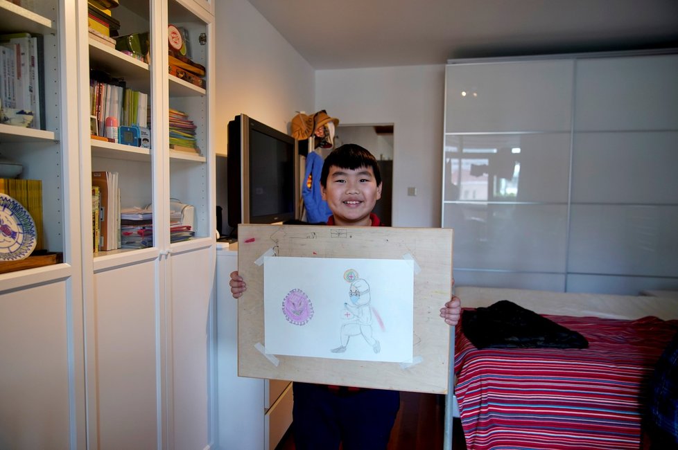 Čínské děti v domácí karanténě v Šanghaji: Desetiletý chlapec nakreslil lékaře, který bojuje s koronavirem (2. 3. 2020)