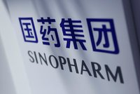 Čínskou vakcínu Sinopharm schválila WHO. V Česku má ale zatím smůlu