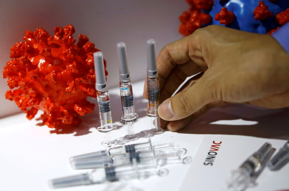 Koronavirus v Číně: Hned tři čínské farmaceutické společnosti - Sinovac, CanSino Biologics Inc a CNBG - pracují na vývoji vakcín proti koronaviru.