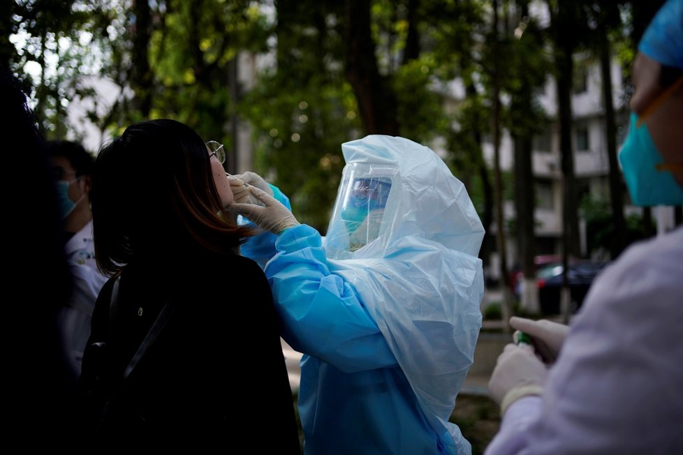 Testy na koronavirus v čínském Wu-chanu (14. 4. 2020)