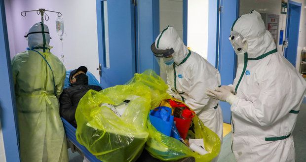 Nevěrohodné a pomalé: Přední vědci se pustili do Číny kvůli vyšetřování pandemie