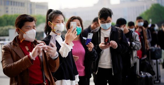 Zatajování skutečného počtu mrtvých? Čína je ohledně viru transparentní, tvrdí Peking