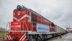 Wu-chan se otevřel zbytku Číny, do dříve uzavřeného města dorazil první vlak (28. 3. 2020).