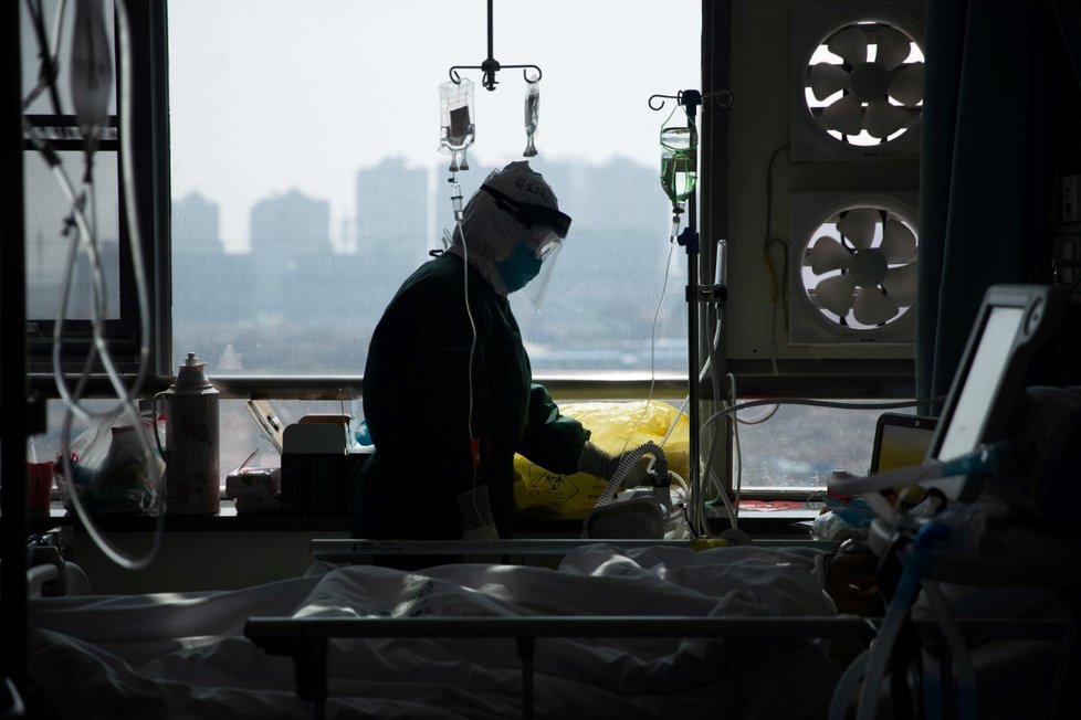 Lékař na uzavřeném oddělení nemocnice ve Wu-chanu v Číně při práci (22. 2. 2020)