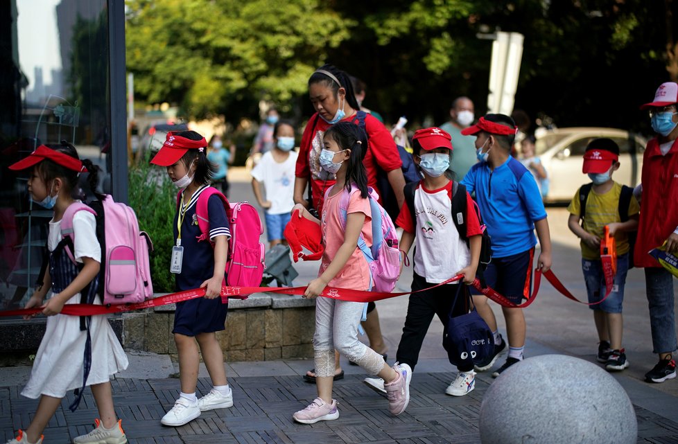 Školní začal i v čínském městě Wu-chan, odkud se koronavirus rozšířil do celého světa. Školáci nosí roušky (2.9.2020)